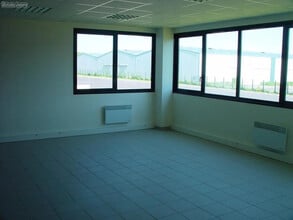 Industrial in Marly-la-Ville to rent Interior Photo- Image 2 of 17