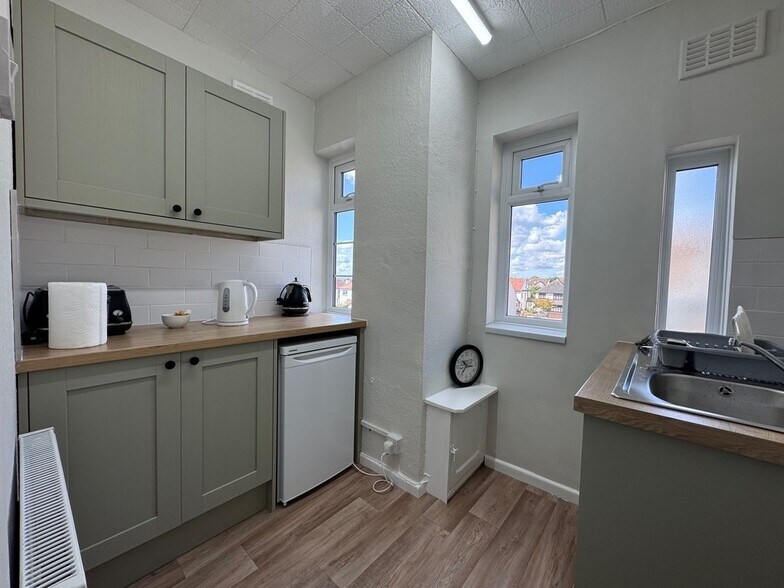 Thames House, 1528 London Rd, Leigh On Sea to rent - Interior Photo - Image 3 of 3