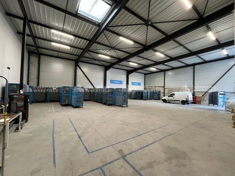 Light Industrial in Marseille to rent - Building Photo - Image 2 of 9