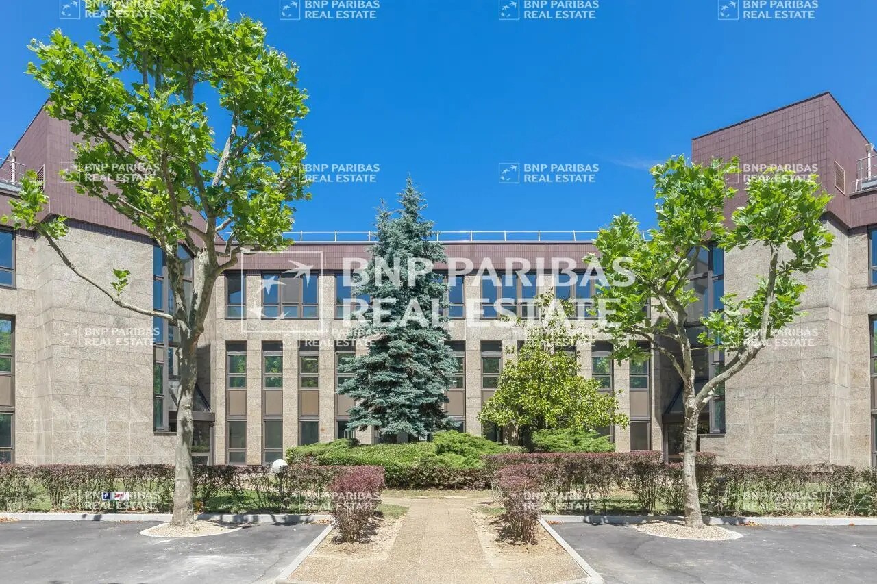 4 Avenue Du Vieil Etang, Montigny-le-Bretonneux to rent Building Photo- Image 1 of 13