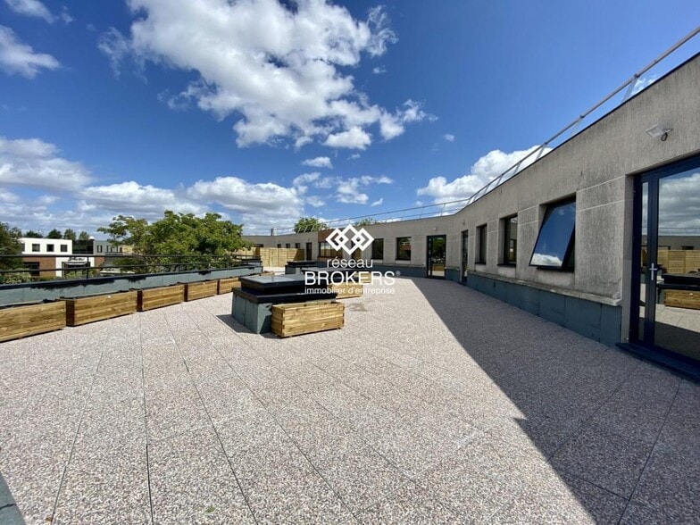 Retail in Massy to rent - Building Photo - Image 1 of 17