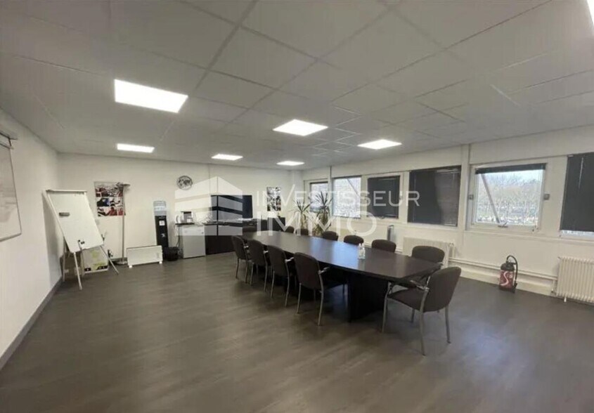 Light Industrial in Noisy Le Grand to rent - Interior Photo - Image 3 of 4