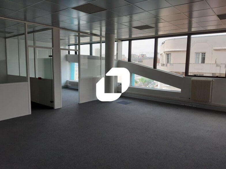 Light Industrial in Montreuil to rent - Interior Photo - Image 1 of 10