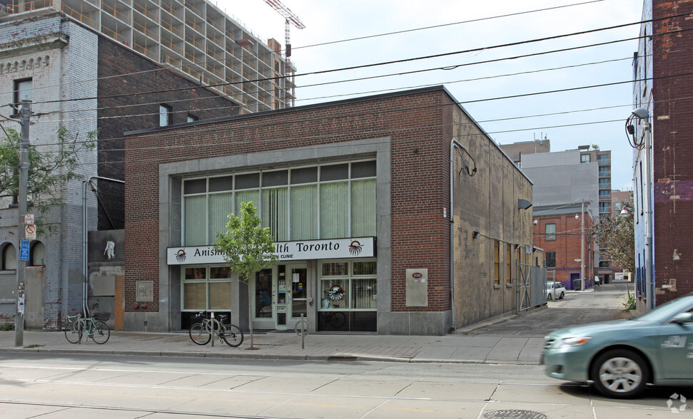 225 Queen St E, Toronto, ON for rent - Primary Photo - Image 1 of 2