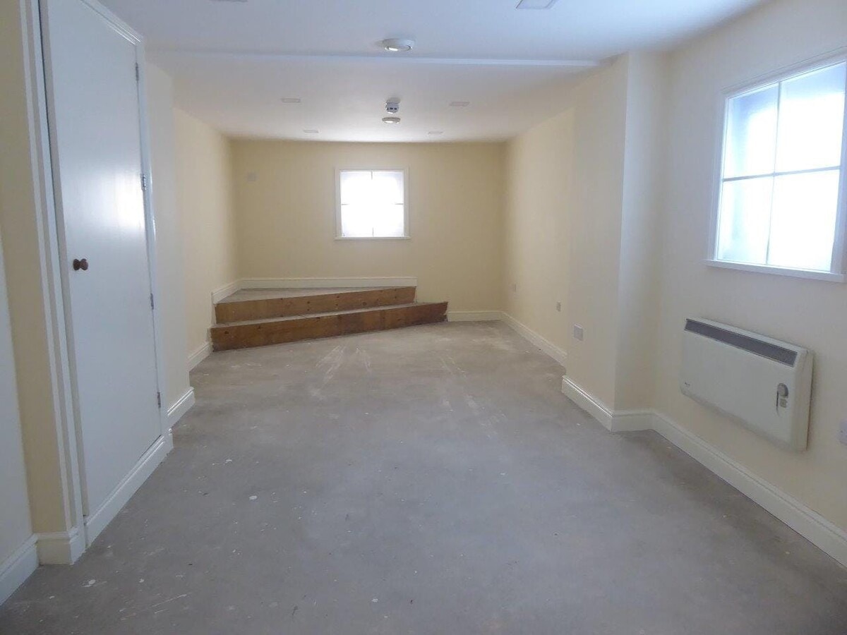 4 London Rd, Crowborough, ESX TN6 2TT - Unit 1 & 2 - - Interior Photo - Image 2 of 3