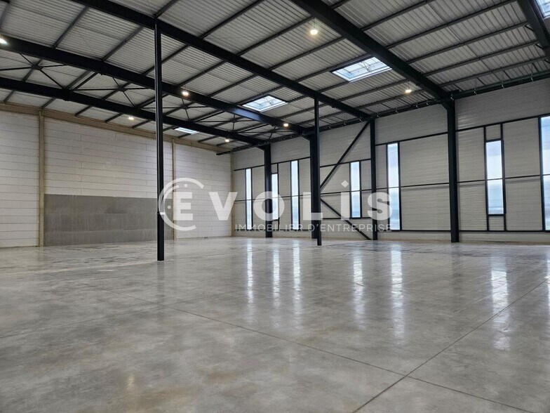 Light Industrial in Wissous to rent - Interior Photo - Image 3 of 13
