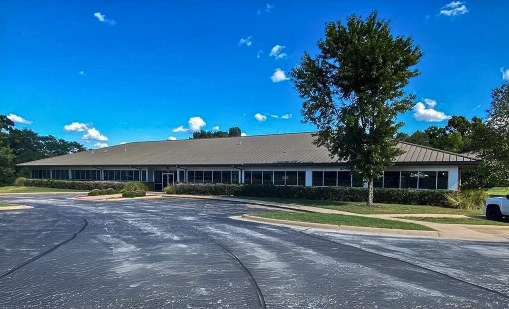 1005 Beau Terre Dr, Bentonville, AR to rent Interior Photo- Image 1 of 10