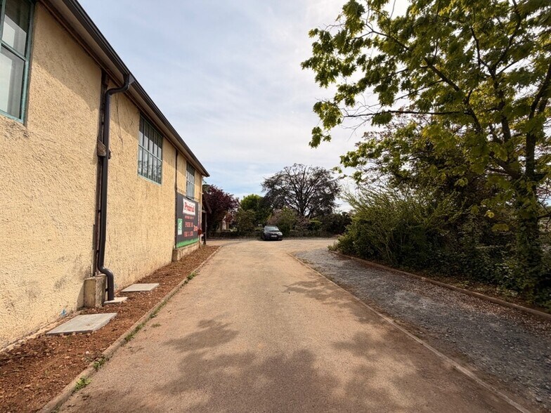 Retail in Vaulx-en-Velin to rent - Building Photo - Image 3 of 13