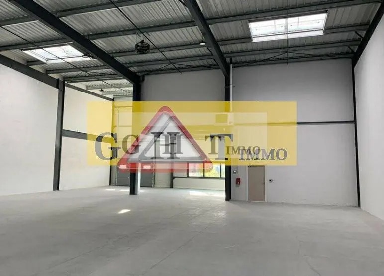 Industrial in Saint-Maur-des-Fossés to rent - Interior Photo - Image 1 of 6