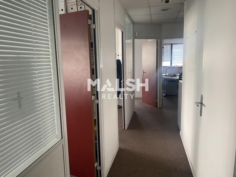Office in Bron to rent - Interior Photo - Image 3 of 7