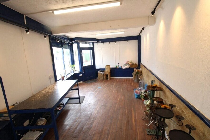 5 Whitehouse Rd, Swindon for sale - Interior Photo - Image 2 of 7
