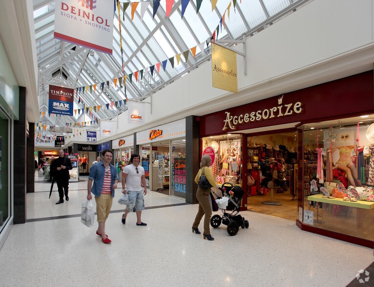 High St, Bangor to rent - Building Photo - Image 2 of 5