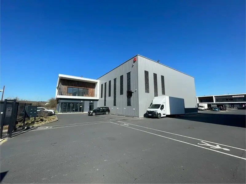 Light Industrial in Persan for sale Building Photo- Image 1 of 12