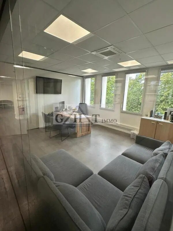 Office in Charenton-le-Pont to rent Interior Photo- Image 1 of 3