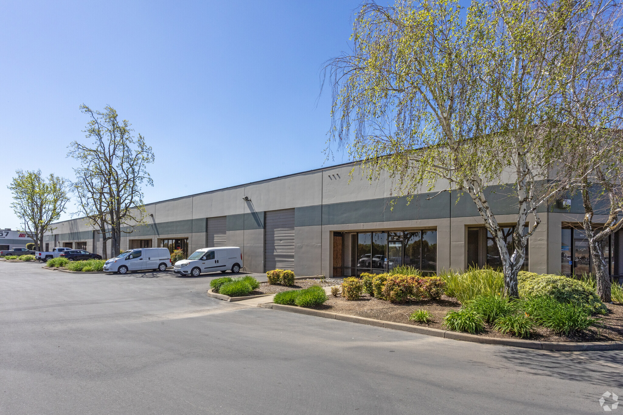 4067 W Shaw Ave, Fresno, CA for rent Building Photo- Image 1 of 15