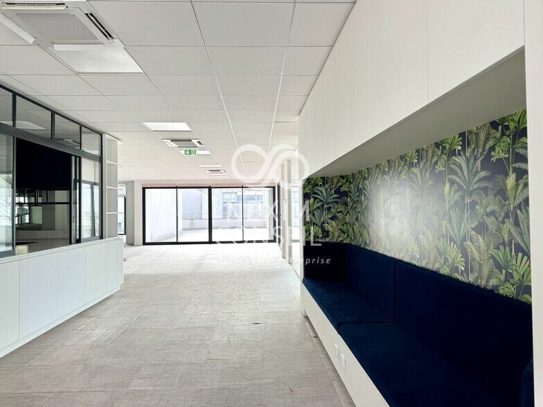 Office in Courbevoie to rent - Building Photo - Image 1 of 12