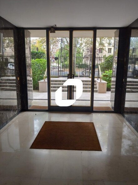 Office in Paris for sale - Lobby - Image 2 of 4