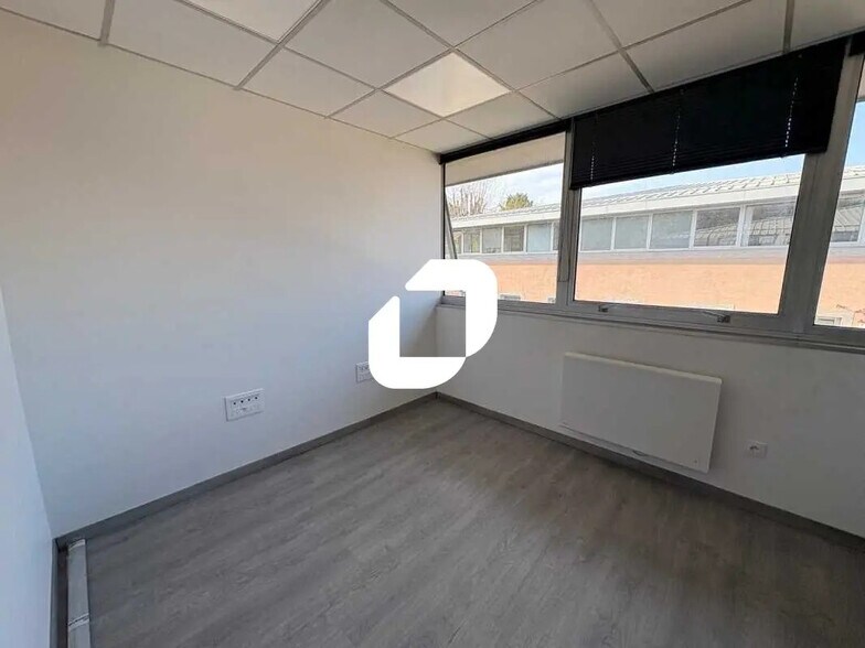 Office in Saint-Germain-en-Laye to rent - Interior Photo - Image 2 of 8