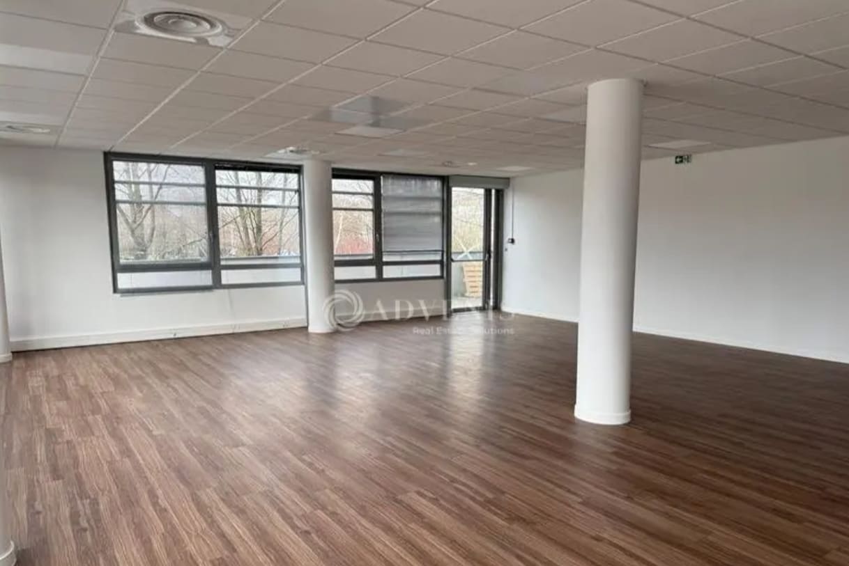 Office in Saint-Priest to rent Interior Photo- Image 1 of 6