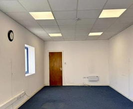 4 Raven Rd, London to rent Interior Photo- Image 2 of 3