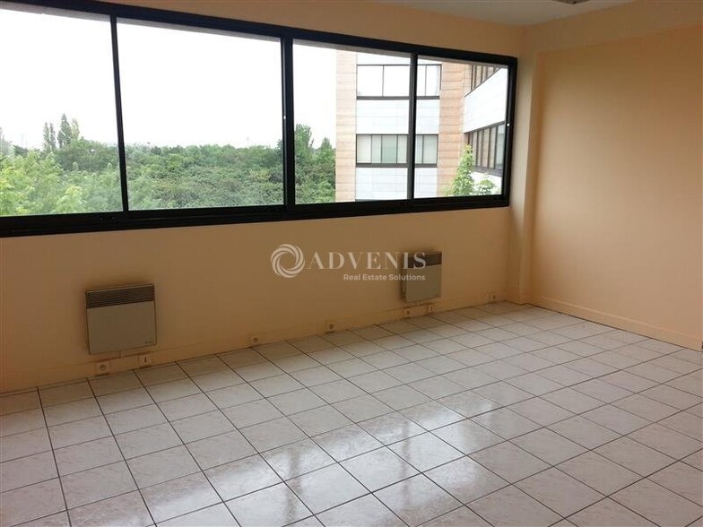 Office in Noisy-le-Grand to rent - Interior Photo - Image 3 of 5