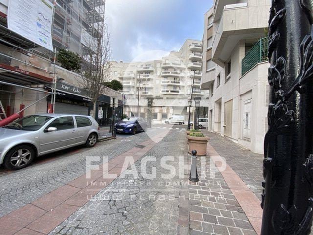 Retail in Courbevoie to rent Building Photo- Image 1 of 6