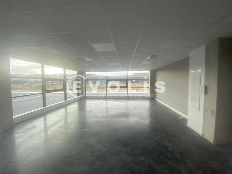 Light Industrial in Longueau to rent - Building Photo - Image 2 of 3