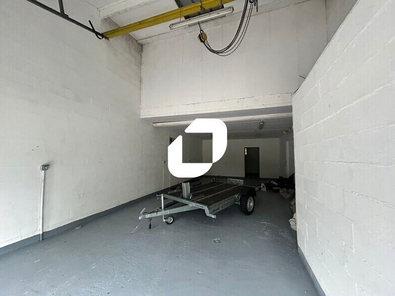 Light Industrial in Saint-Witz to rent - Interior Photo - Image 2 of 12
