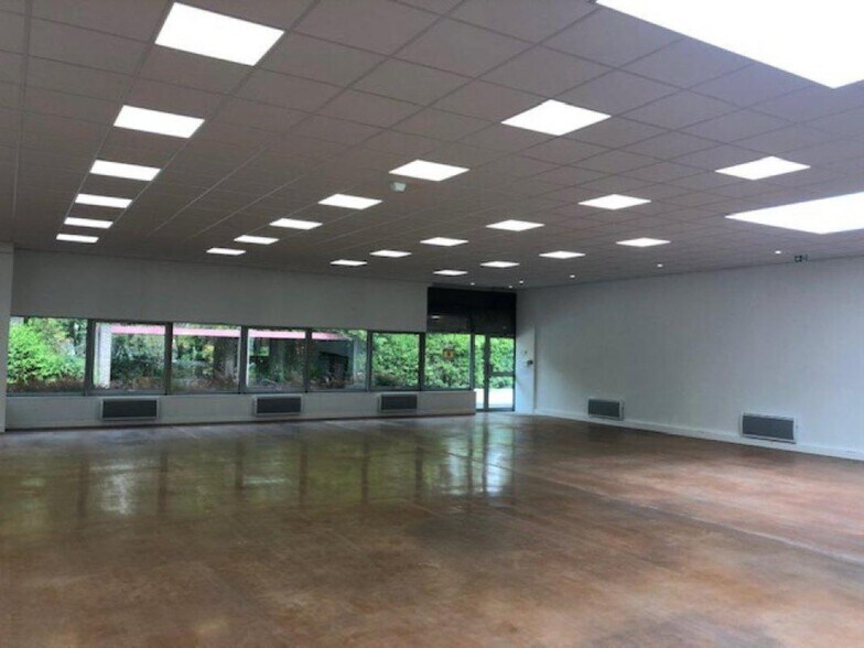 Light Industrial in Trappes to rent - Interior Photo - Image 3 of 5
