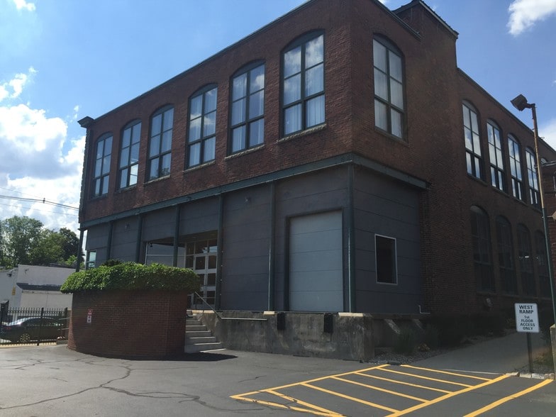 134 Thurbers Ave, Providence, RI to rent - Building Photo - Image 2 of 26