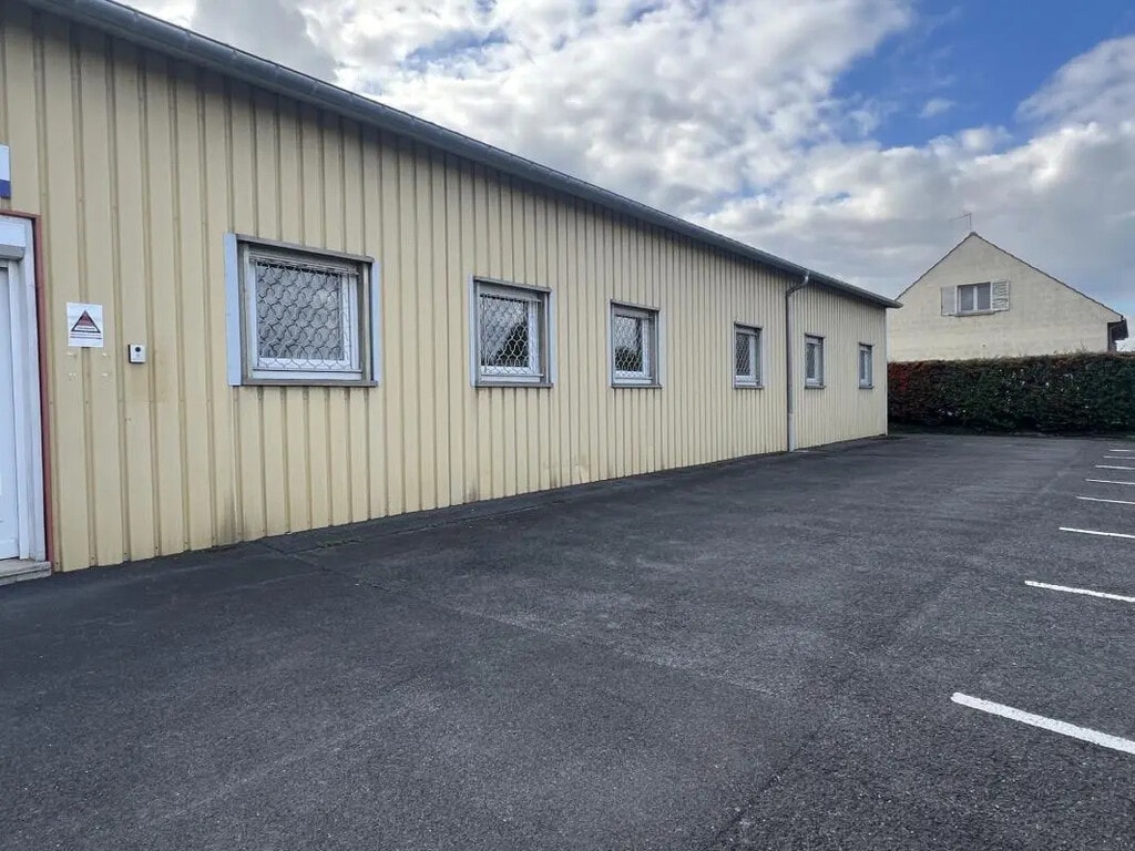 Location Entrepôt 295 m² - Photo 1