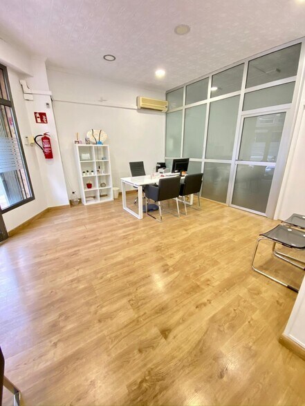 Retail in Cieza to rent - Interior Photo - Image 2 of 5