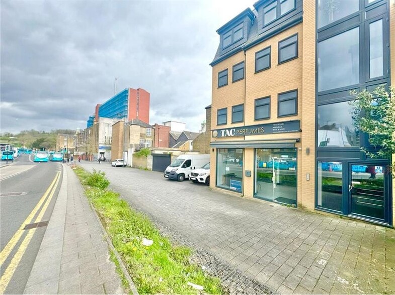 12 Railway St, Chatham to rent - Building Photo - Image 3 of 3