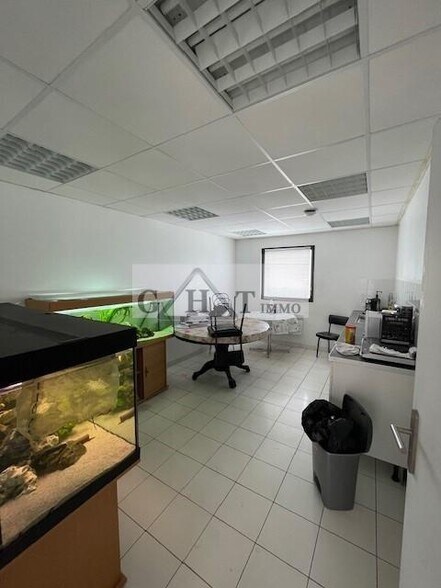 Industrial in Fontenay-Trésigny for sale - Interior Photo - Image 1 of 3