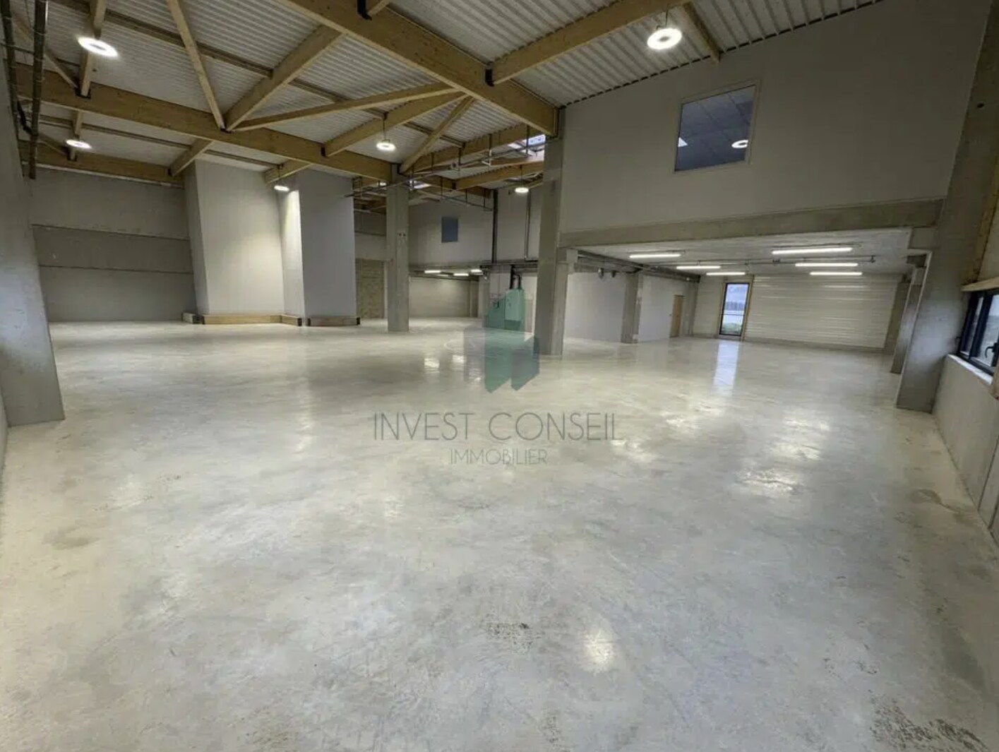 Light Industrial in Tremblay-en-France to rent Interior Photo- Image 1 of 12