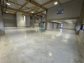 Light Industrial in Tremblay-en-France to rent Interior Photo- Image 1 of 12