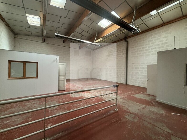 Light Industrial in Genas to rent - Interior Photo - Image 2 of 10
