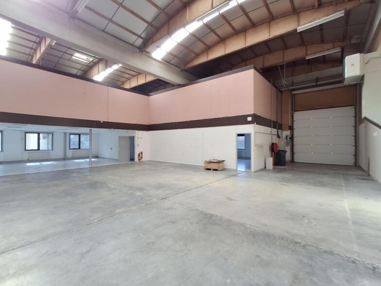 Light Industrial in Dardilly to rent - Interior Photo - Image 3 of 7