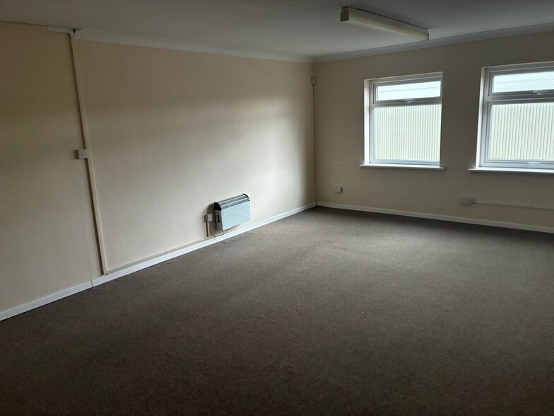 Unit 18A County Rd, Brackley to rent - Building Photo - Image 3 of 7