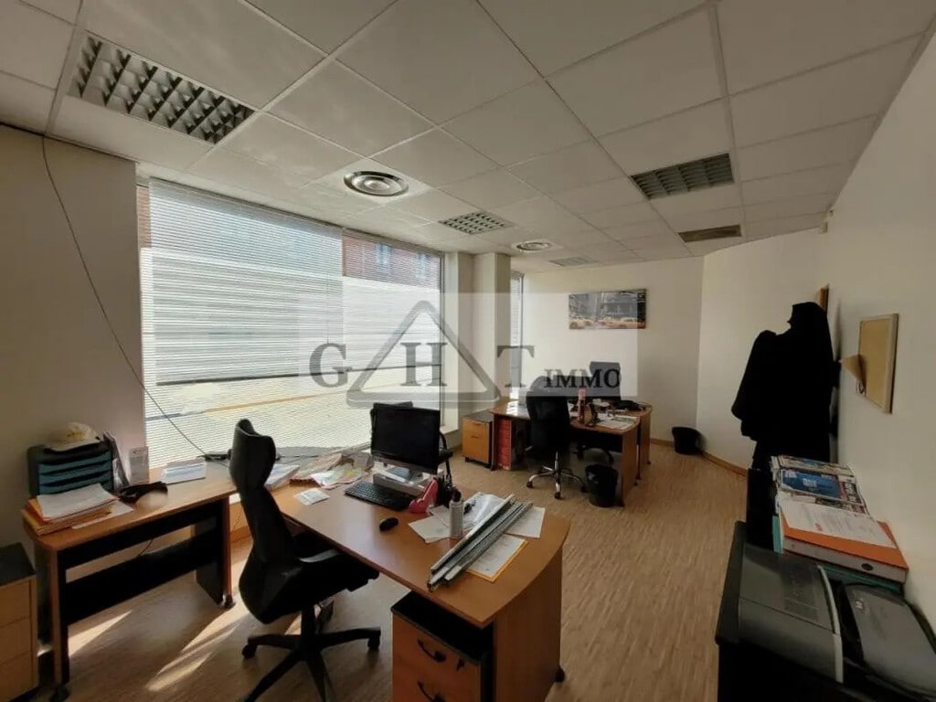 Location Bureaux 234 m² - Photo 1