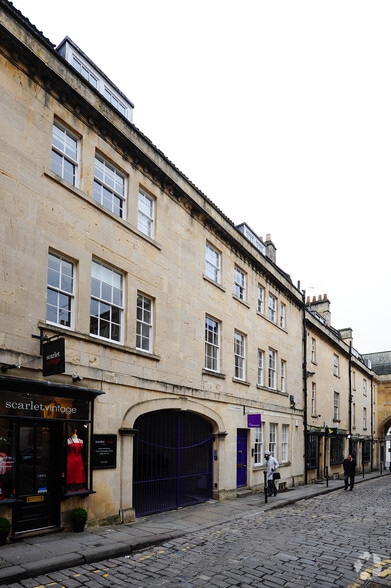 4 Queen St, Bath to rent - Building Photo - Image 1 of 4