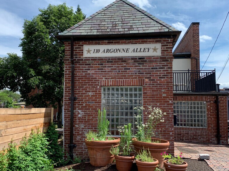 110 Argonne Aly, Kirkwood, MO 63122 UK