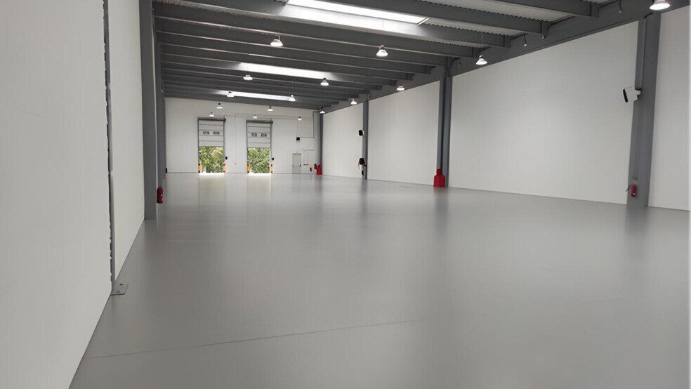 Light Industrial in Tremblay-en-France to rent - Interior Photo - Image 2 of 10