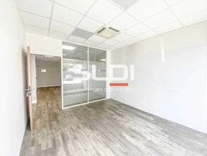 Rue Colonel Chambonnet, Bron to rent Interior Photo- Image 2 of 5