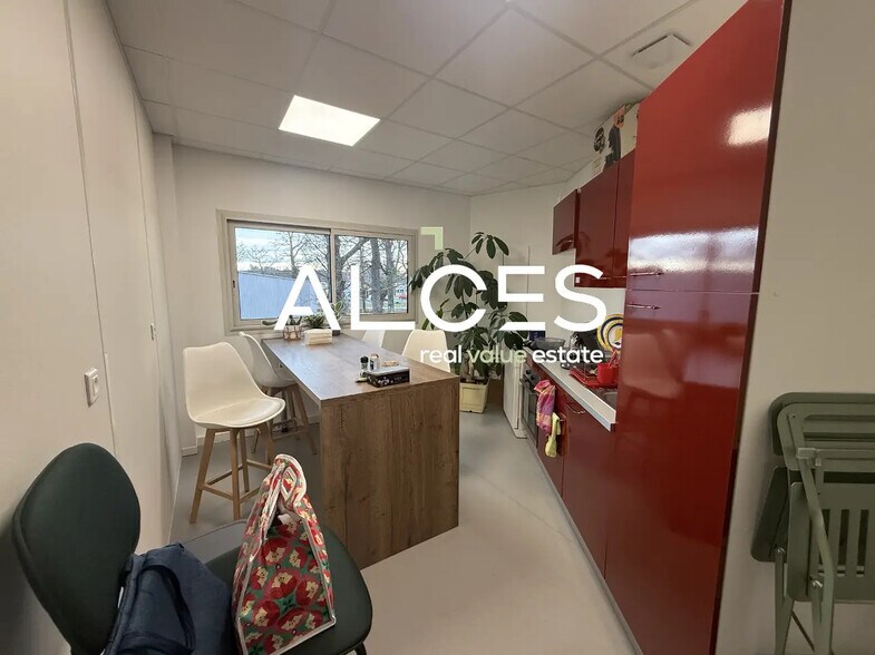 Light Industrial in Pessac to rent - Interior Photo - Image 2 of 3