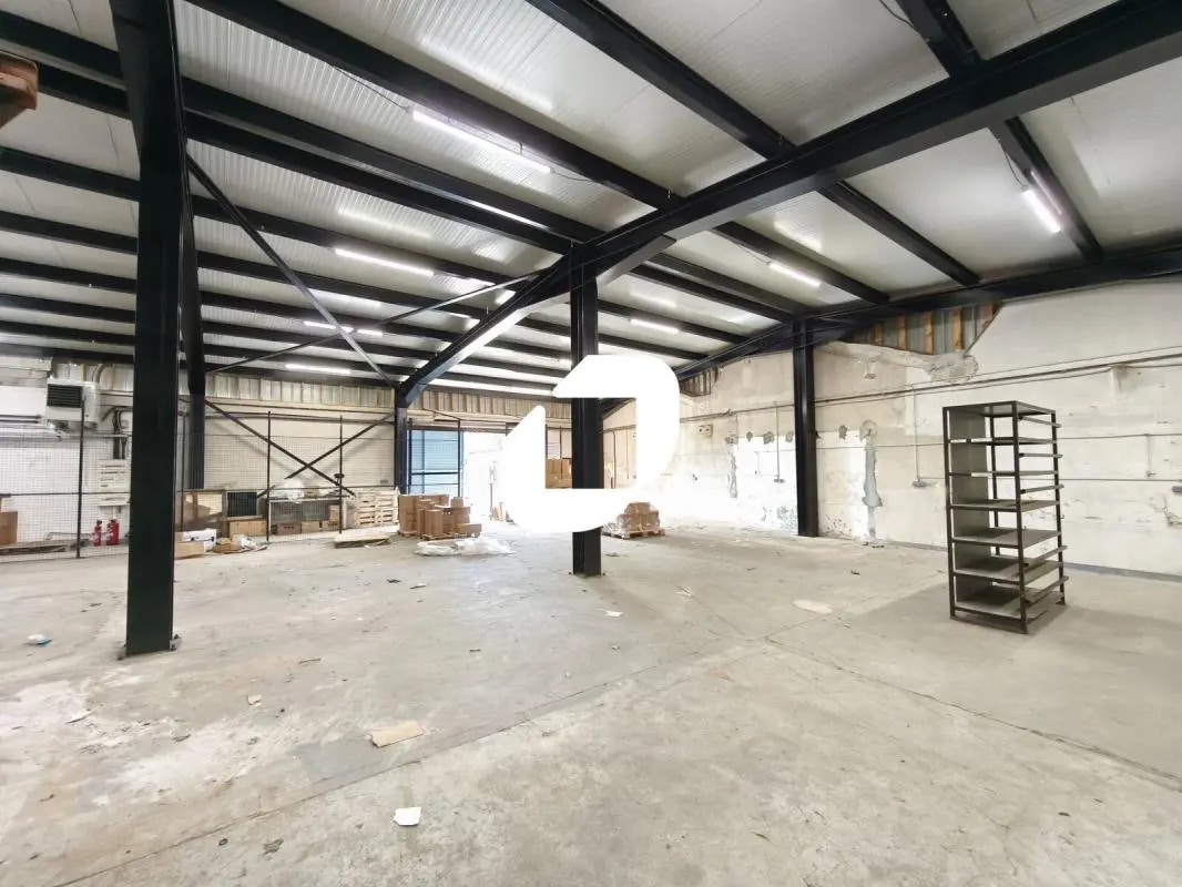Light Industrial in Neuilly-Plaisance to rent Building Photo- Image 1 of 5