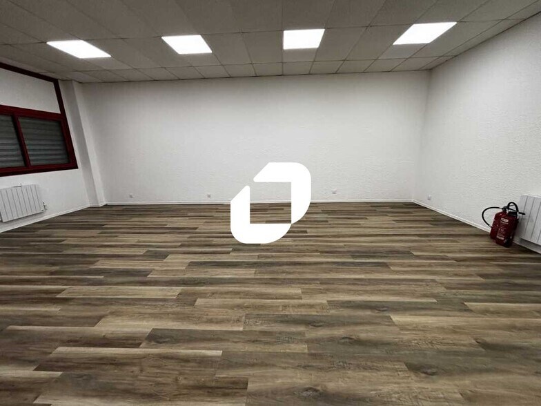 Office in Lisses to rent - Interior Photo - Image 2 of 9