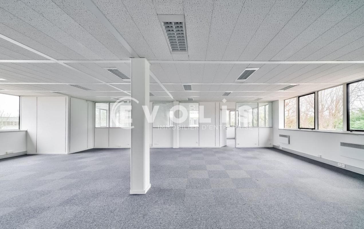 Office in Saint-Thibault-des-Vignes to rent Interior Photo- Image 1 of 5
