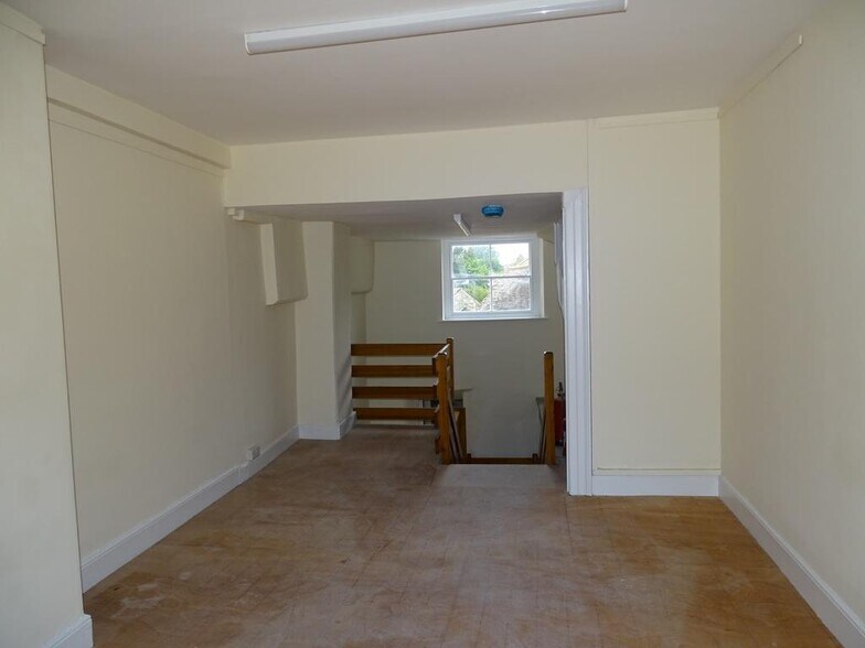 20 Market Place, Warminster to rent - Building Photo - Image 3 of 6