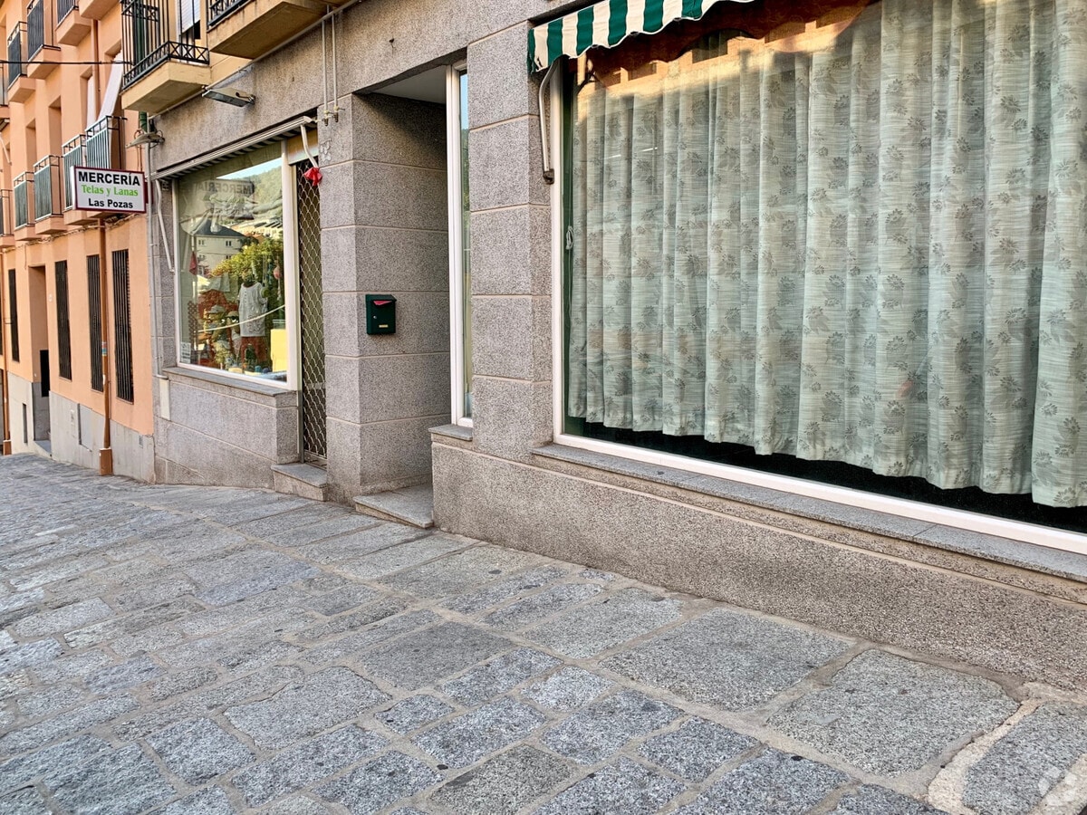 Calle de las Pozas, 48, San Lorenzo de El Escorial, MAD 28200 - Unit Puerta LB, Esc. 1 -  - Interior Photo - Image 1 of 2